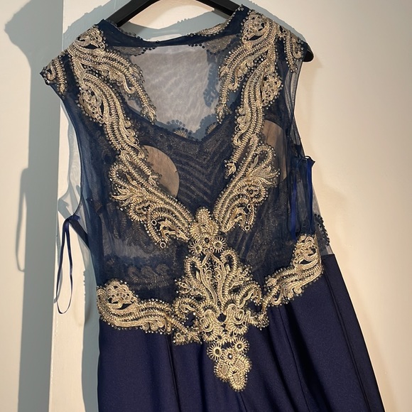 Gold and blue gathering. - Picture 4 of 4